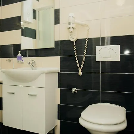 - Lejla 3*